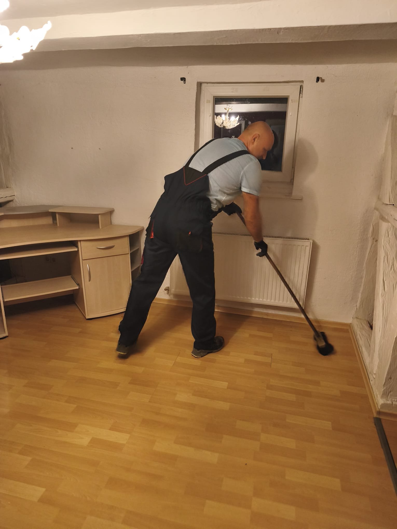 Nachher: weitgehend ger&auml;umter Wohnraum nach der Entr&uuml;mpelung