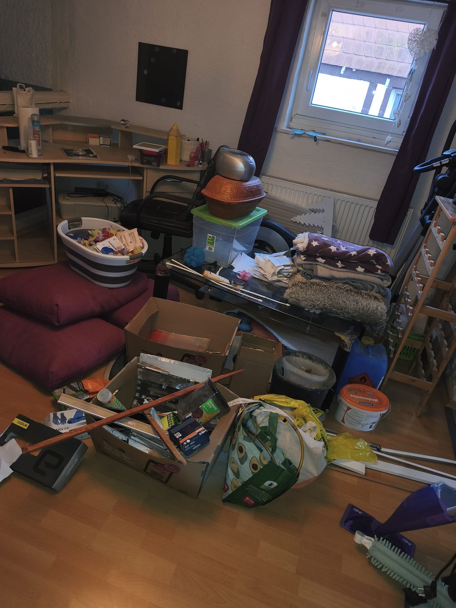 Vorher: vollgestellter Wohnraum vor der Entr&uuml;mpelung