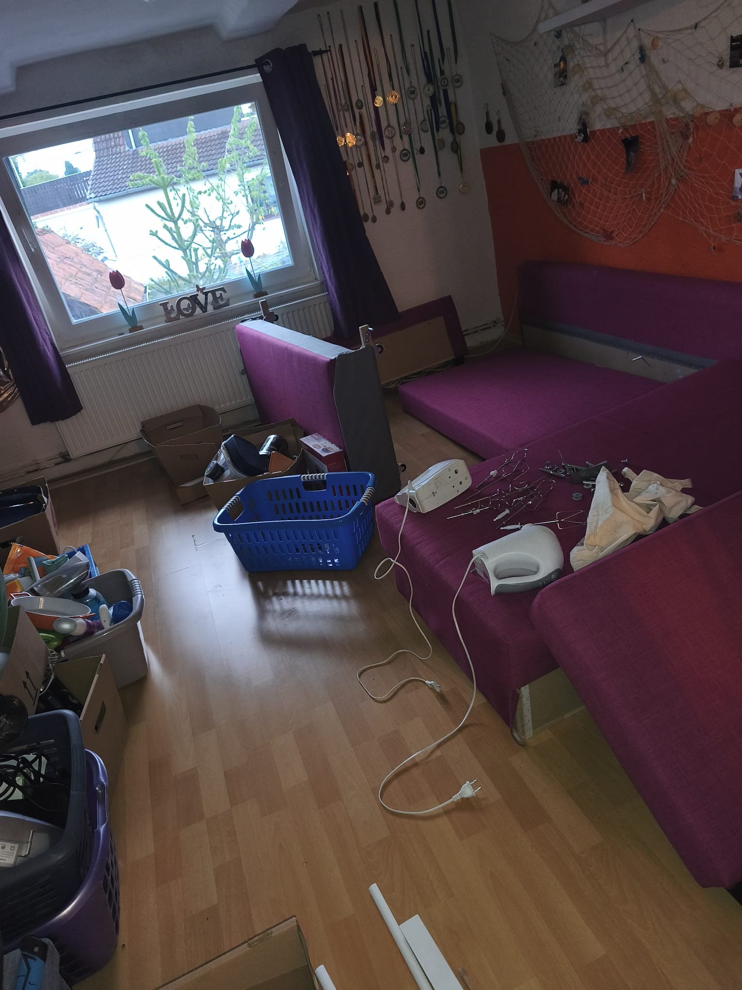 Vorher: gef&uuml;llter Wohnraum mit M&ouml;beln und Gegenst&auml;nden